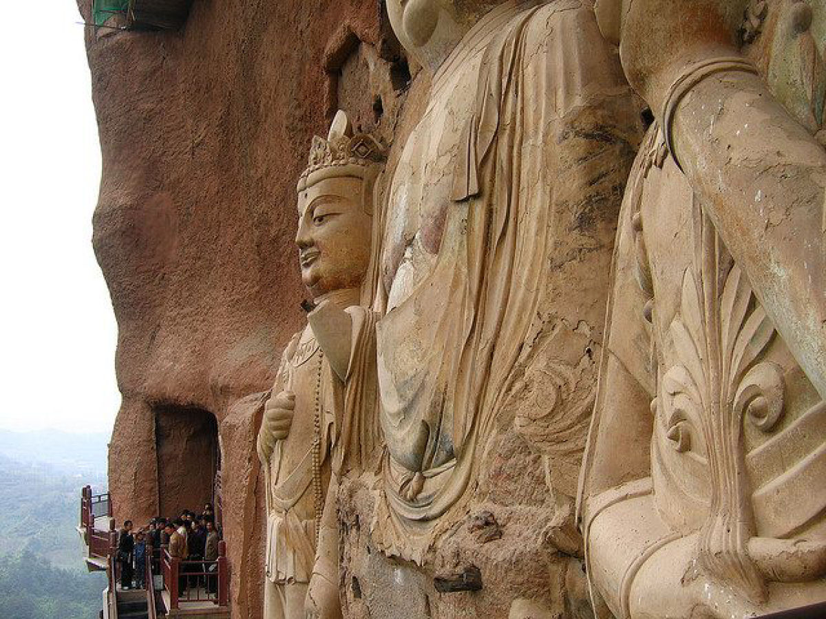 As Grutas Maijishan cortadas na face escarpada de uma montanha de arenito, na China