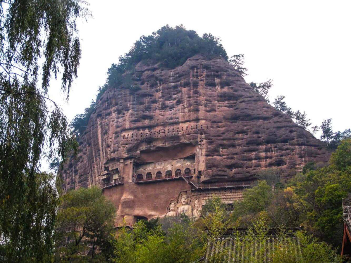 As Grutas Maijishan cortadas na face escarpada de uma montanha de arenito, na China