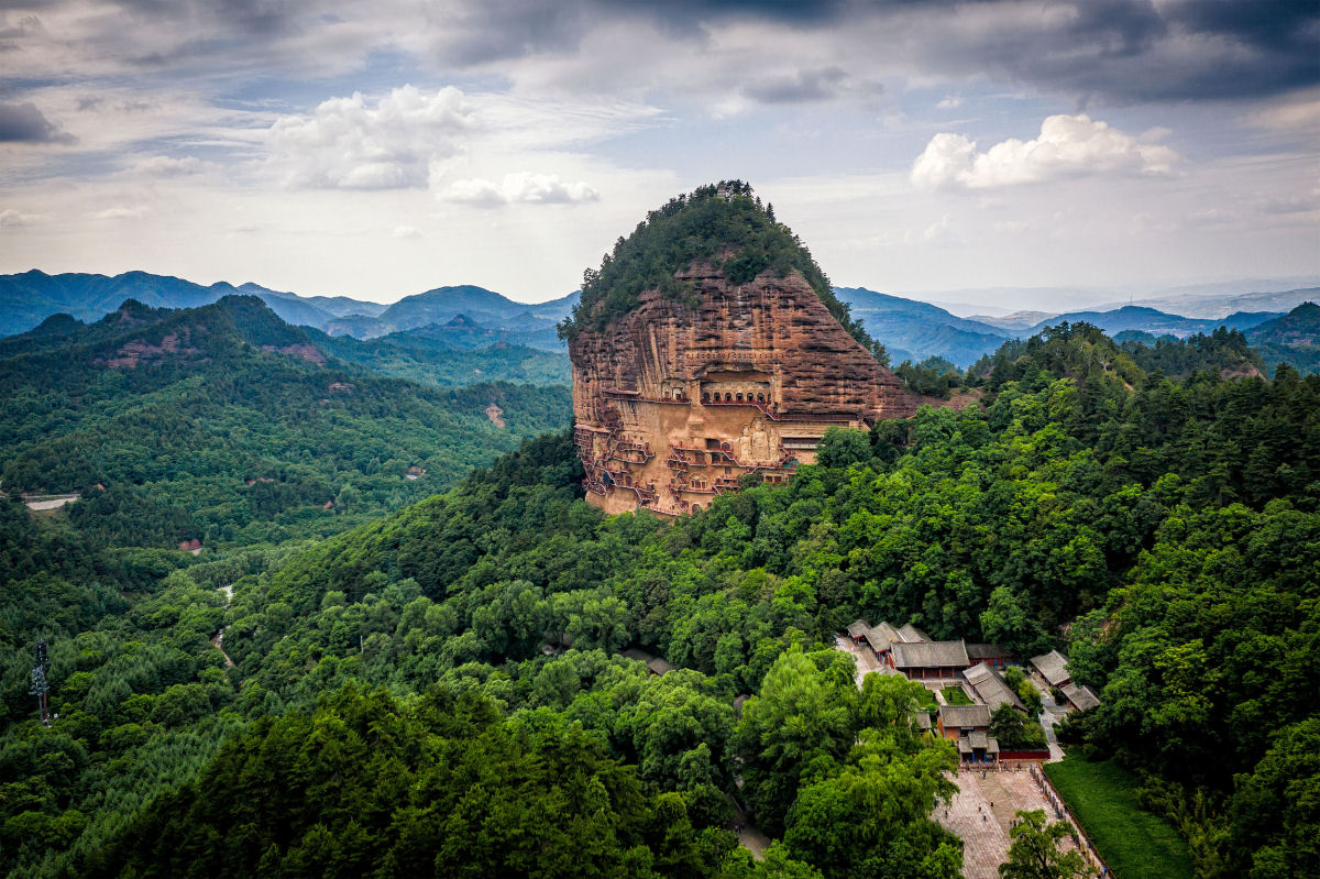 As Grutas Maijishan cortadas na face escarpada de uma montanha de arenito, na China