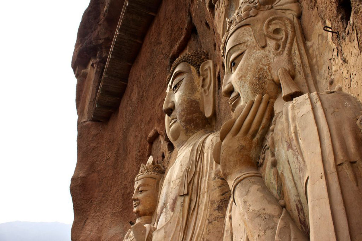 As Grutas Maijishan cortadas na face escarpada de uma montanha de arenito, na China