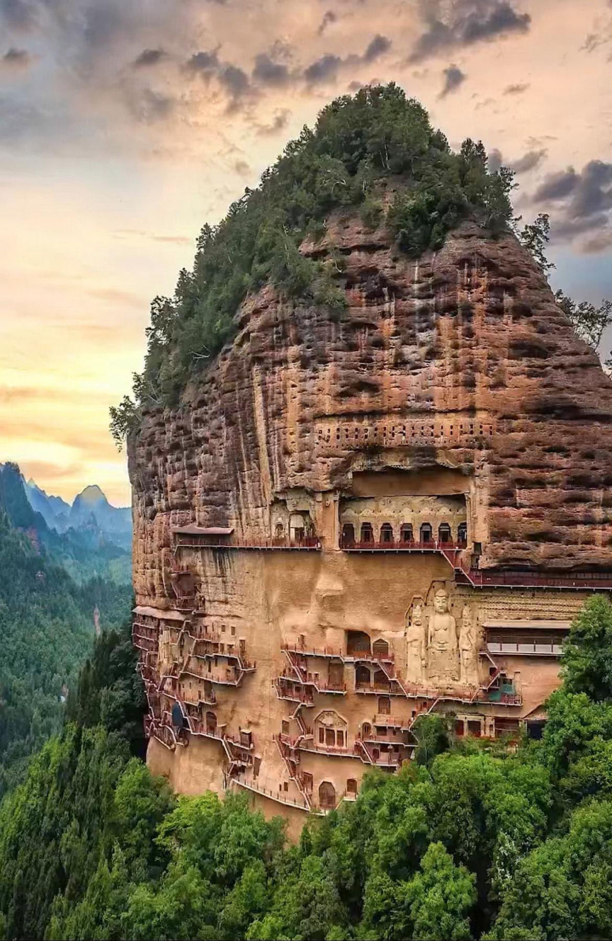 As Grutas Maijishan cortadas na face escarpada de uma montanha de arenito, na China