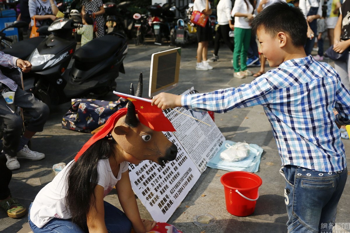 Adolescente chinesa se veste como vaca  e pede s pessoas a mont-la para arrecadar dinheiro para o pai doente