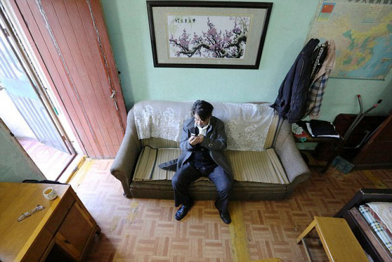 Idoso chinês solitário quer dar sua aposentadoria para a família que adotá-lo