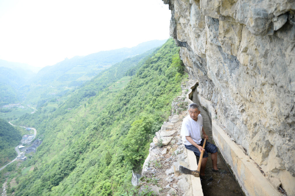Chinês passa 36 anos cavando em três montanhas para levar água para sua aldeia