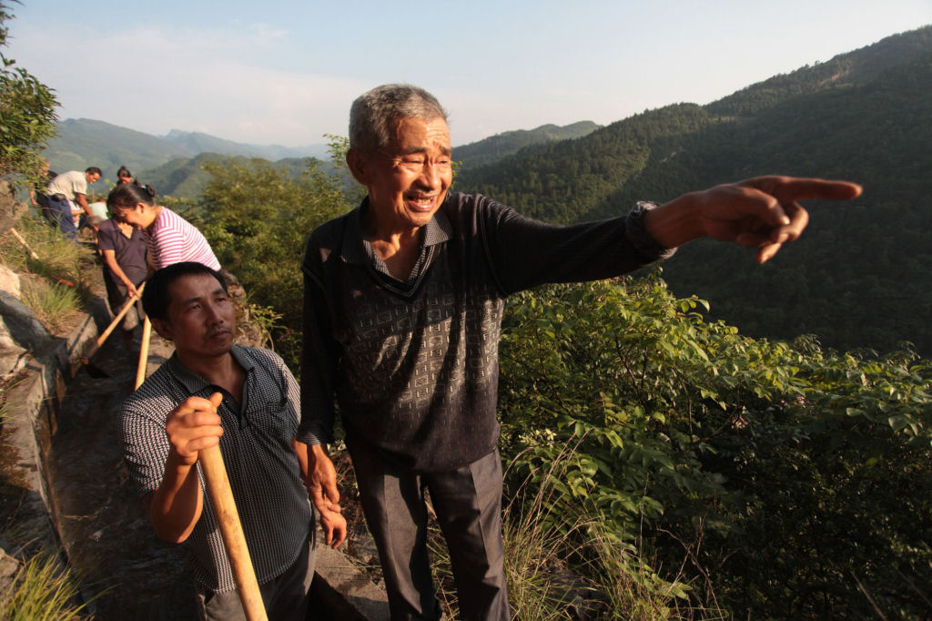 Chinês passa 36 anos cavando em três montanhas para levar água para sua aldeia