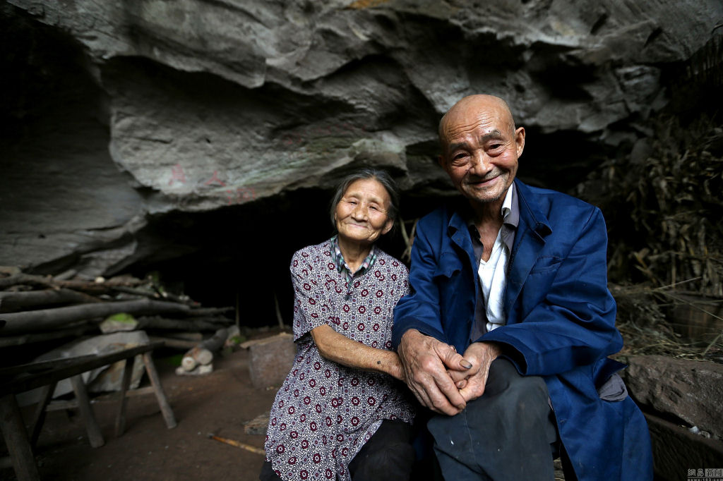 Casal de chineses vive em uma caverna h 54 anos 01