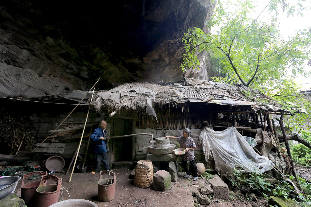 Casal de chineses vive em uma caverna h 54 anos 02