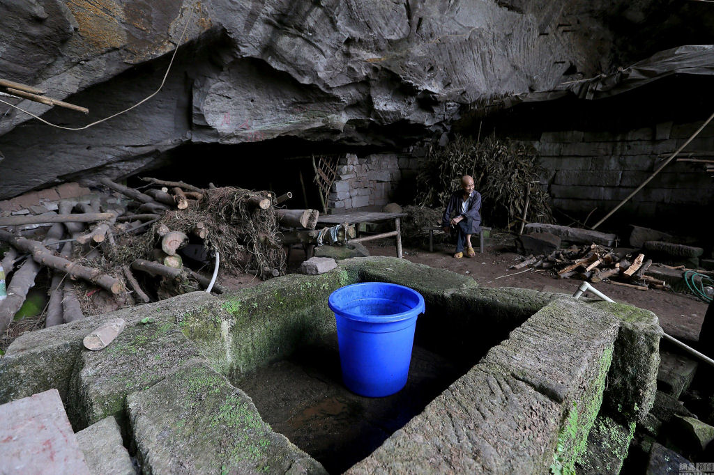 Casal de chineses vive em uma caverna h 54 anos 06