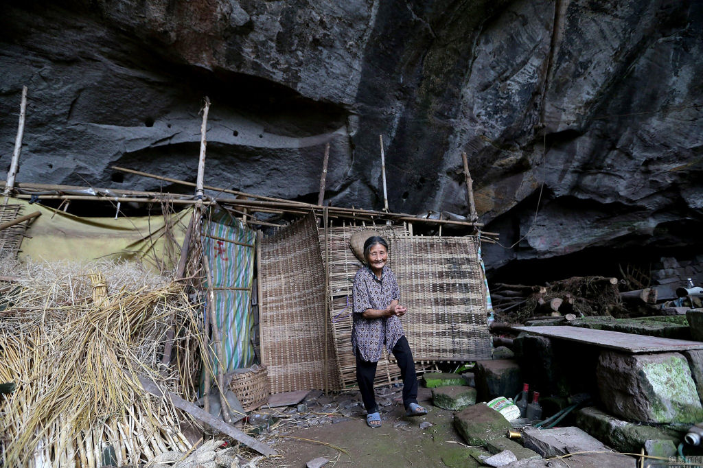 Casal de chineses vive em uma caverna h 54 anos 07
