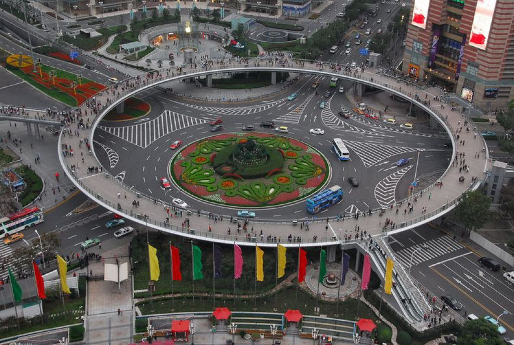Ponte pedonal circular em Lujiazui, China 01