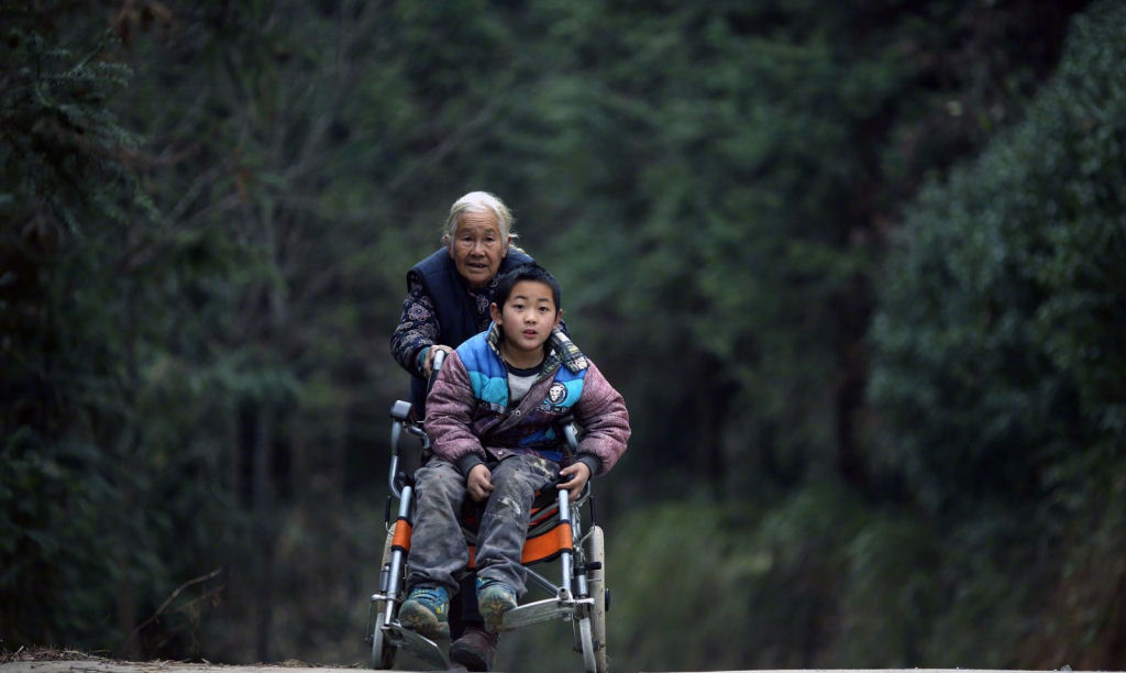 Senhora de 76 anos levou o neto de cadeira de rodas por 24 km  escola todos os dias nos ltimos 4 anos 01
