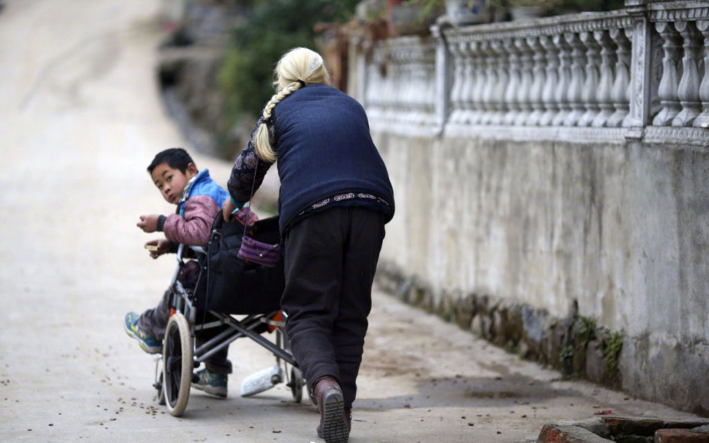 Senhora de 76 anos levou o neto de cadeira de rodas por 24 km  escola todos os dias nos ltimos 4 anos 06