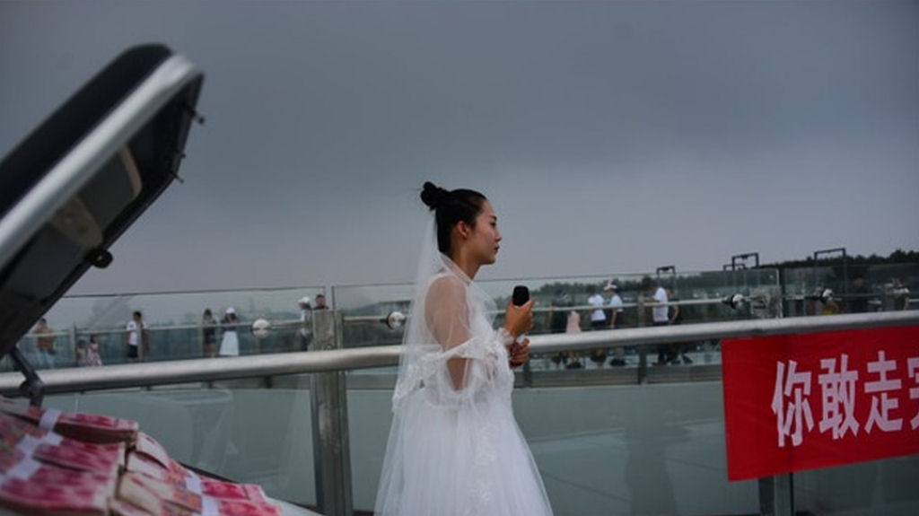Chinesa oferece a mo, um carro novo e dinheiro ao noivo se ele vencesse o medo de alturas. Ele no consegue