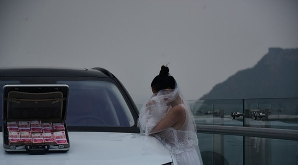 Chinesa oferece a mo, um carro novo e dinheiro ao noivo se ele vencesse o medo de alturas. Ele no consegue