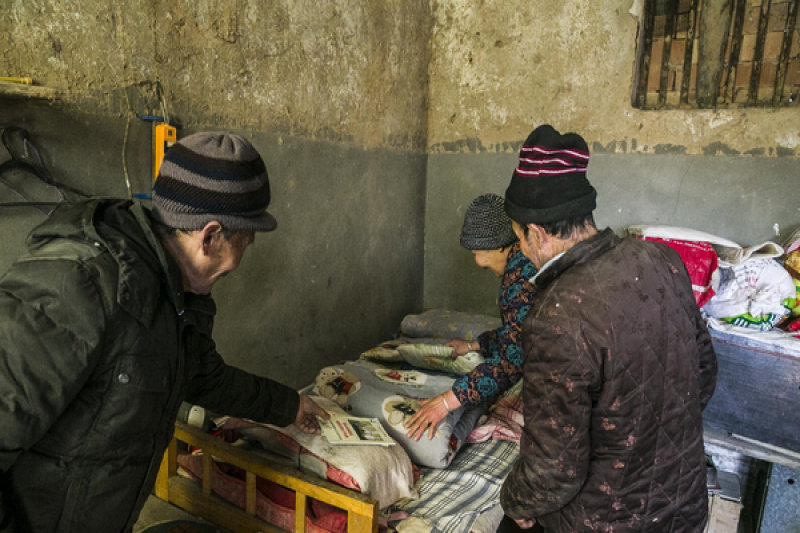 Exorável casal chinês cuidou de uma pessoa sem-teto por mais de três décadas 04