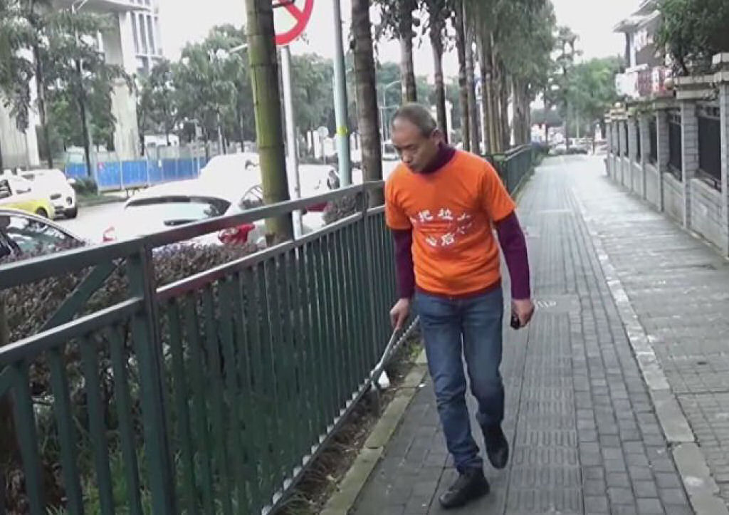 Milionrio chins passa seu tempo livre catando lixo nas ruas de sua cidade