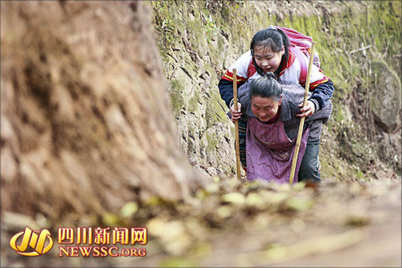 Vovó chinesa leva neta deficiente nas costas, todos os dias, à escola