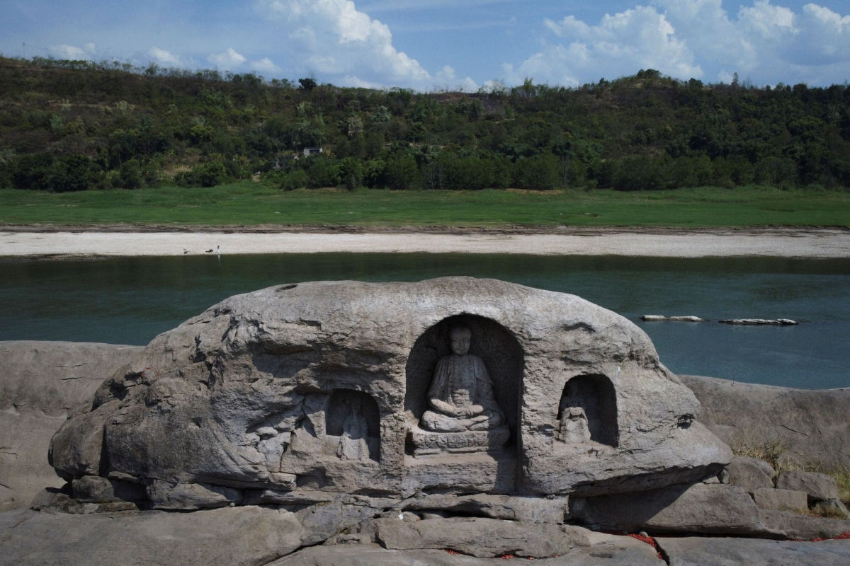 Seca no rio Yangtze, na China, expe esttuas budistas de 600 anos 