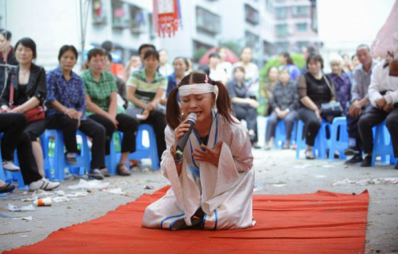 Estranhos rituais nos funerais em Taiwan: carpideiras e strippers
