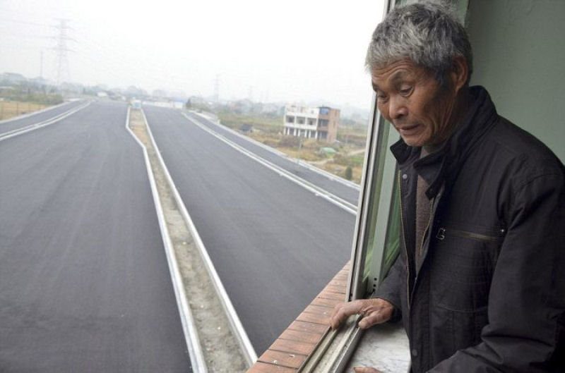 Rodovia chinesa construda em volta de uma casa, cujos donos se recusam a mudar 01