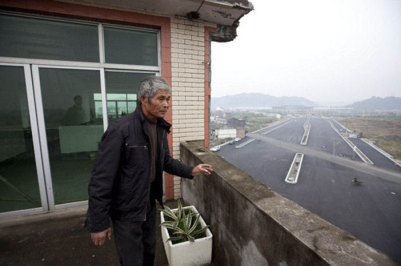 Rodovia chinesa construda em volta de uma casa, cujos donos se recusam a mudar 02