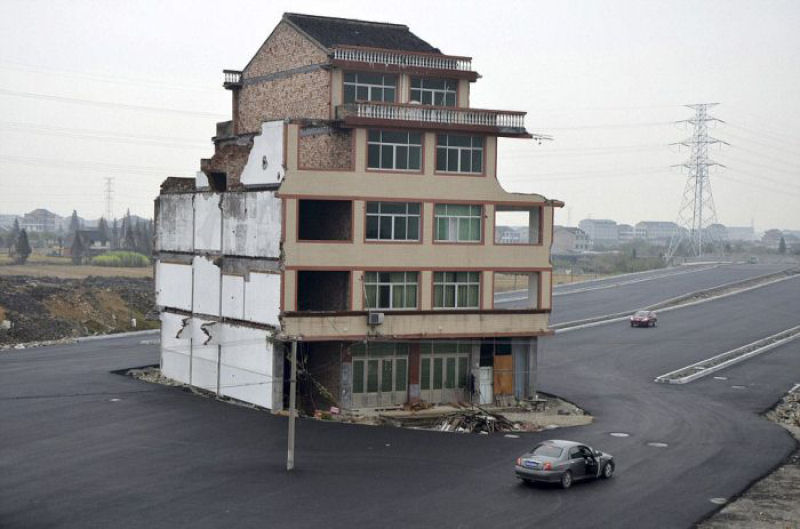 Rodovia chinesa construda em volta de uma casa, cujos donos se recusam a mudar 05