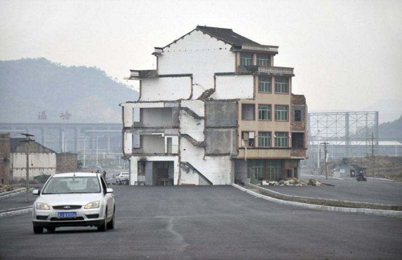 Rodovia chinesa construda em volta de uma casa, cujos donos se recusam a mudar 06