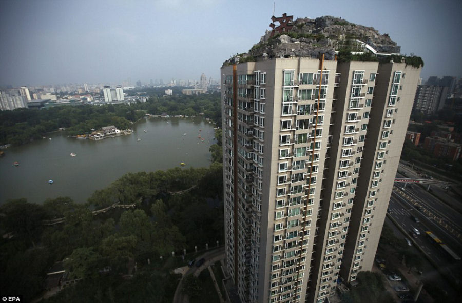 Empresrio excntrico constri casa serrana no topo de um prdio em Beijing 04