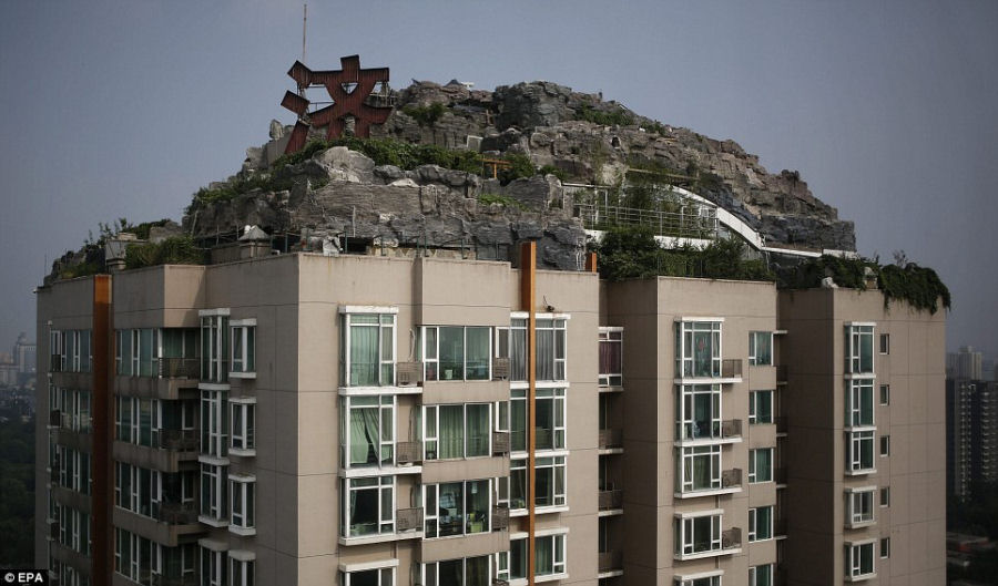 Empresrio excntrico constri casa serrana no topo de um prdio em Beijing 06