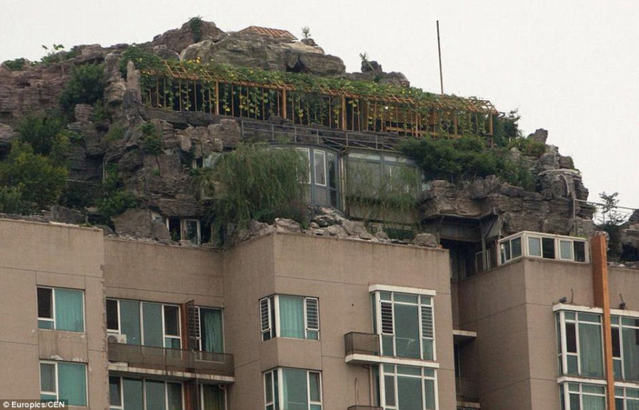 Empresrio excntrico constri casa serrana no topo de um prdio em Beijing 07