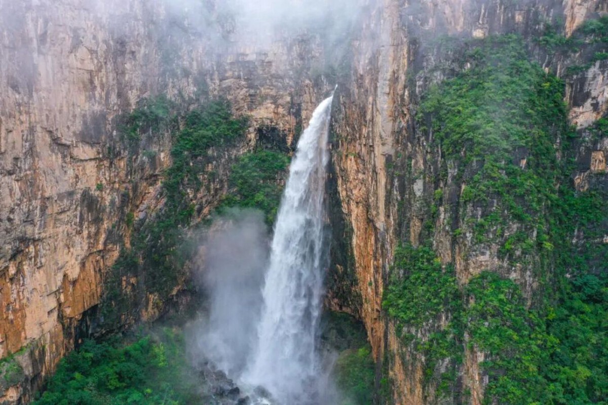 Famosa cachoeira chinesa se torna viral depois que um vdeo mostra gua saindo de um cano