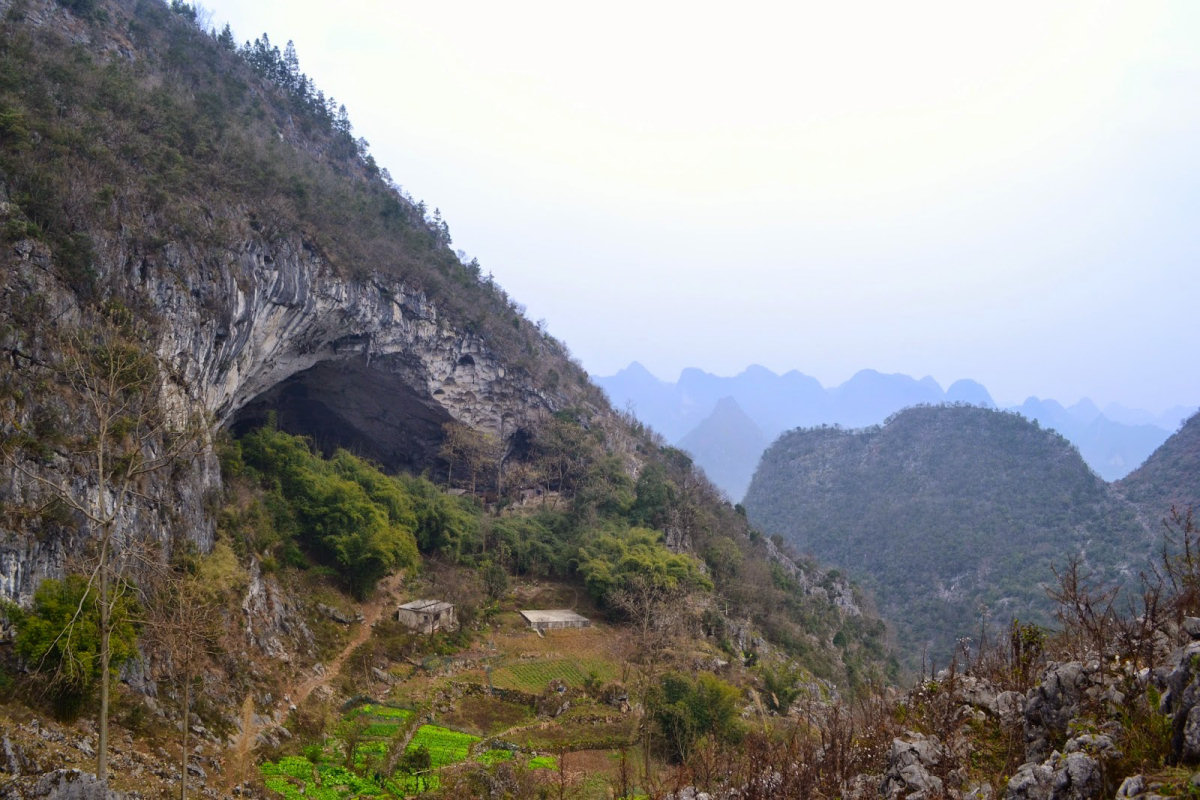 H uma vila dentro desta caverna gigante na China 01