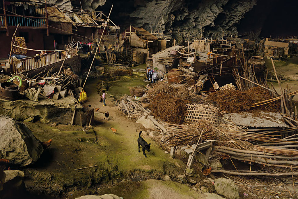 Há uma vila dentro desta caverna gigante na China 02