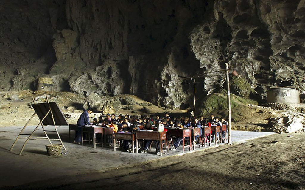Há uma vila dentro desta caverna gigante na China 04