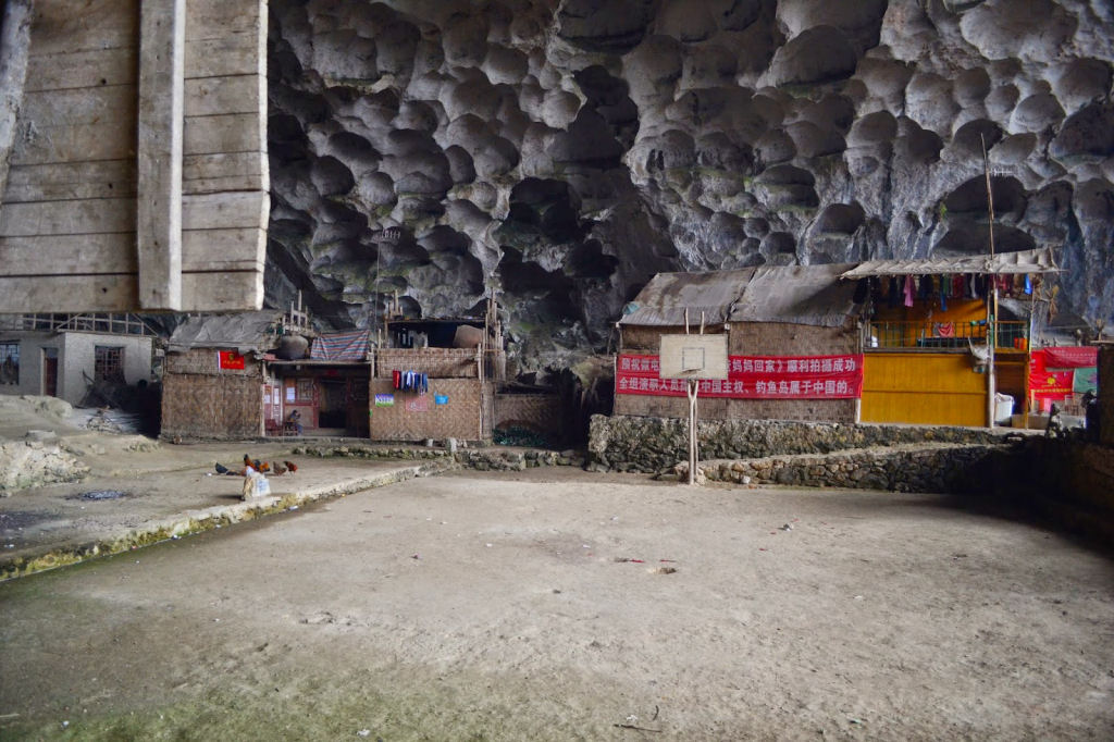 H uma vila dentro desta caverna gigante na China 07