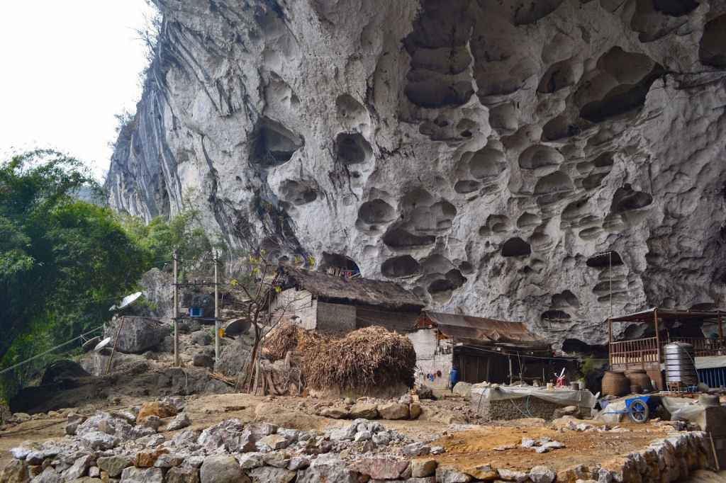 Há uma vila dentro desta caverna gigante na China 08