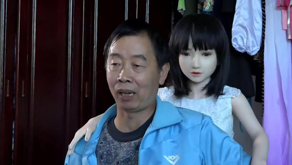Chinês divorciado vive com sete bonecas realistas que ele cria como filhas 01