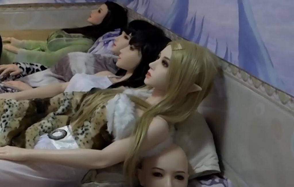 Chinês divorciado vive com sete bonecas realistas que ele cria como filhas 04