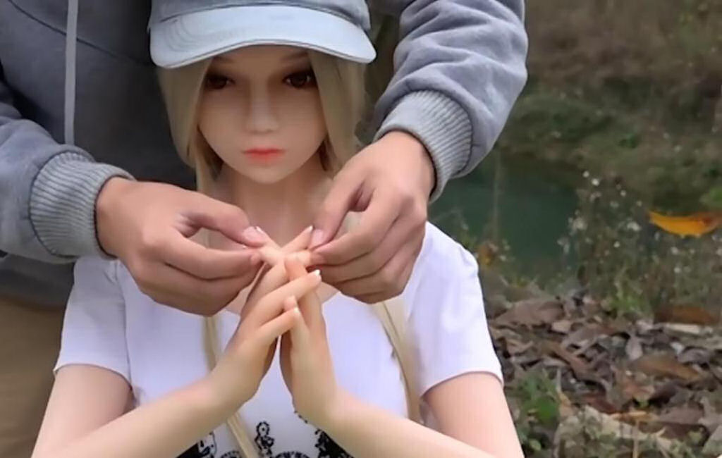 Chinês divorciado vive com sete bonecas realistas que ele cria como filhas 05
