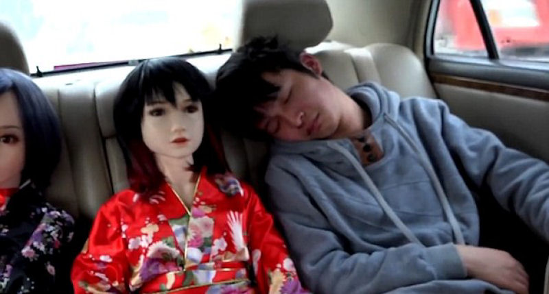 Chinês divorciado vive com sete bonecas realistas que ele cria como filhas 12
