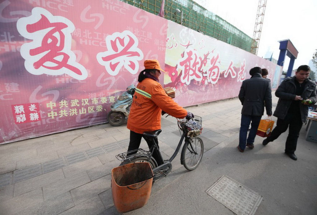 Milionria chinesa trabalha como gari para dar exemplo aos filhos