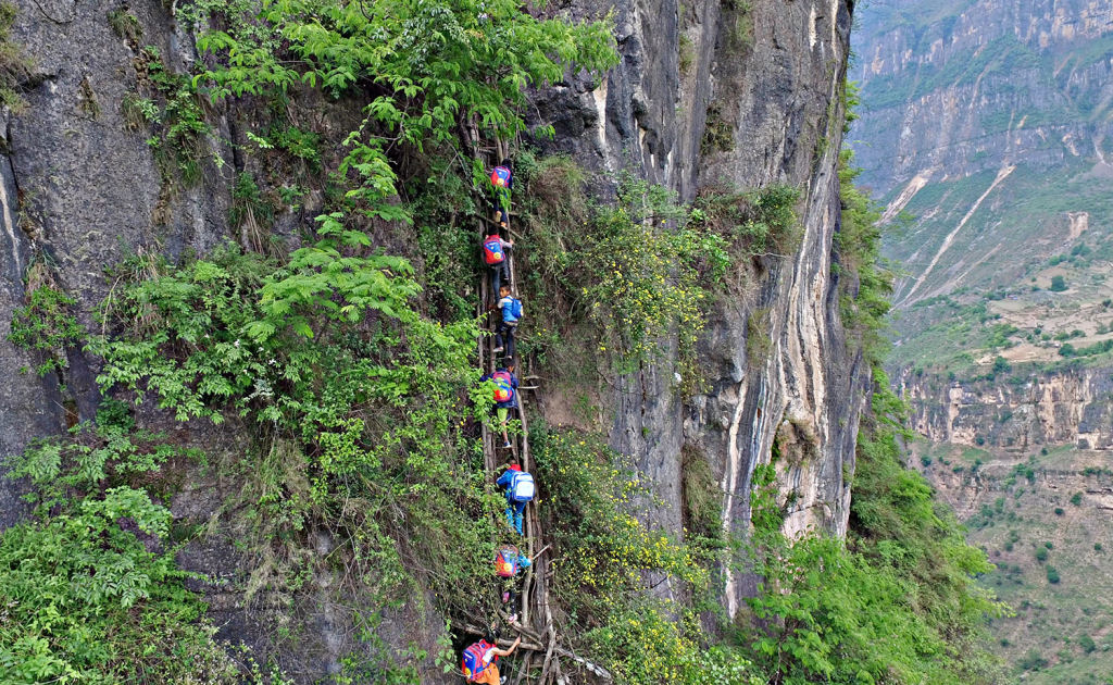 Crianças escalaminham um despenhadeiro de mil metros para ir à escola 02