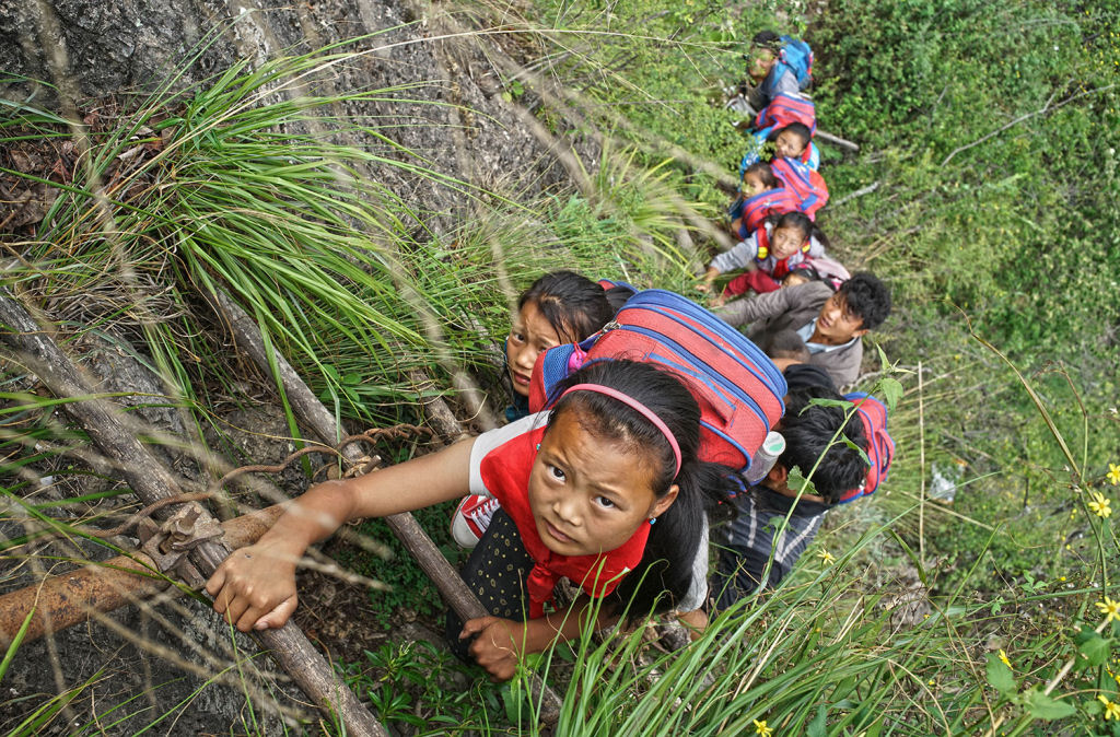 Crianças escalaminham um despenhadeiro de mil metros para ir à escola 03