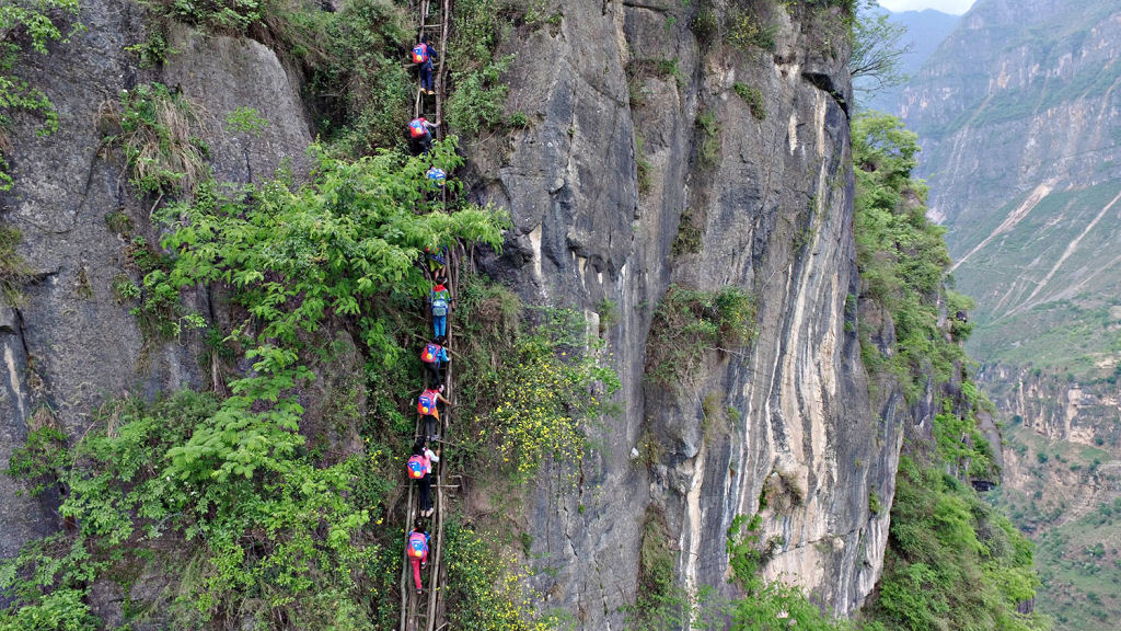 Crianças escalaminham um despenhadeiro de mil metros para ir à escola 04