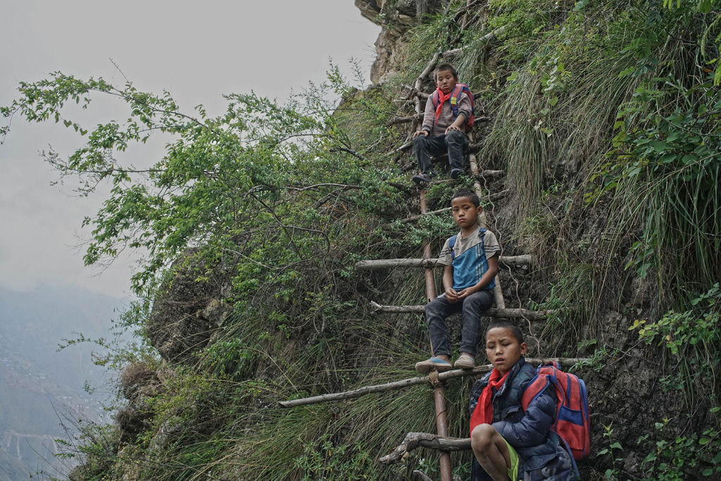 Crianças escalaminham um despenhadeiro de mil metros para ir à escola 05