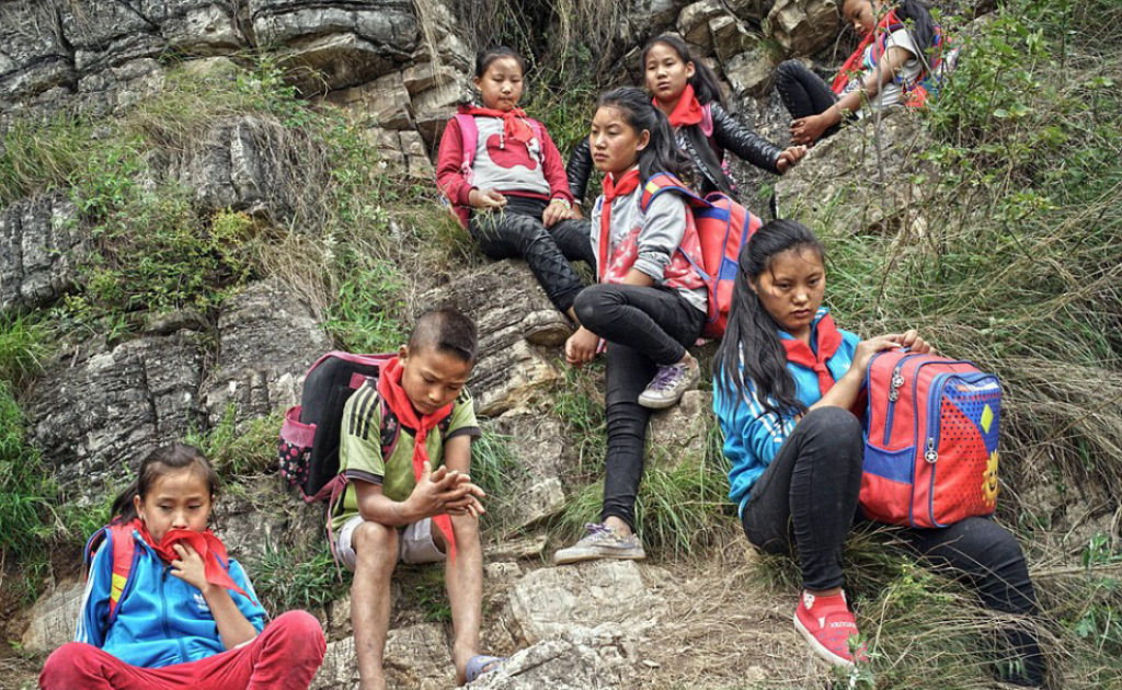 Crianças escalaminham um despenhadeiro de mil metros para ir à escola 09