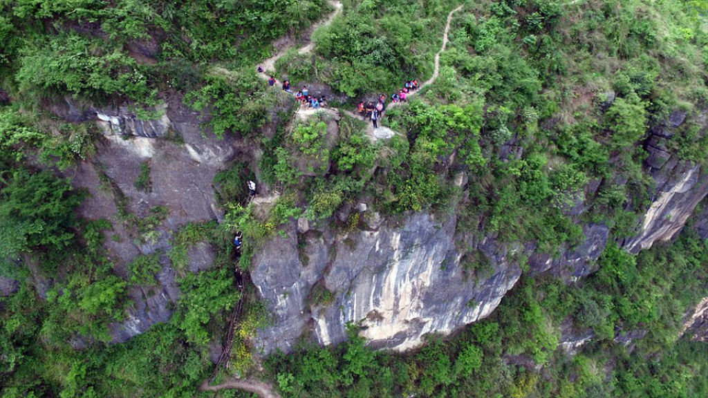 Crianças escalaminham um despenhadeiro de mil metros para ir à escola 10