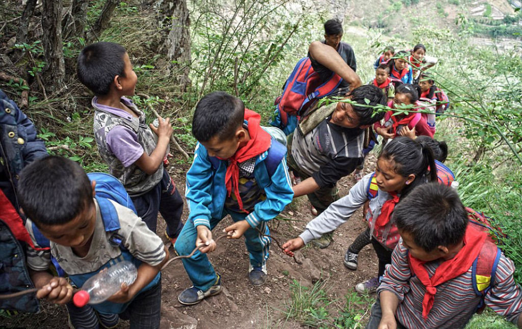 Crianças escalaminham um despenhadeiro de mil metros para ir à escola 13