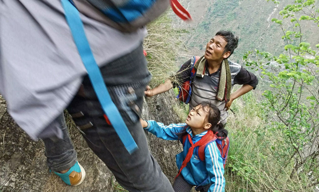 Crianças escalaminham um despenhadeiro de mil metros para ir à escola 14