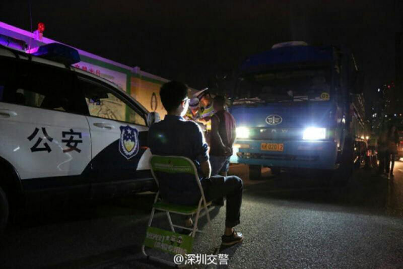 Motoristas chineses tentam diminuir o uso noturno do farol alto com adesivos assustadores 09